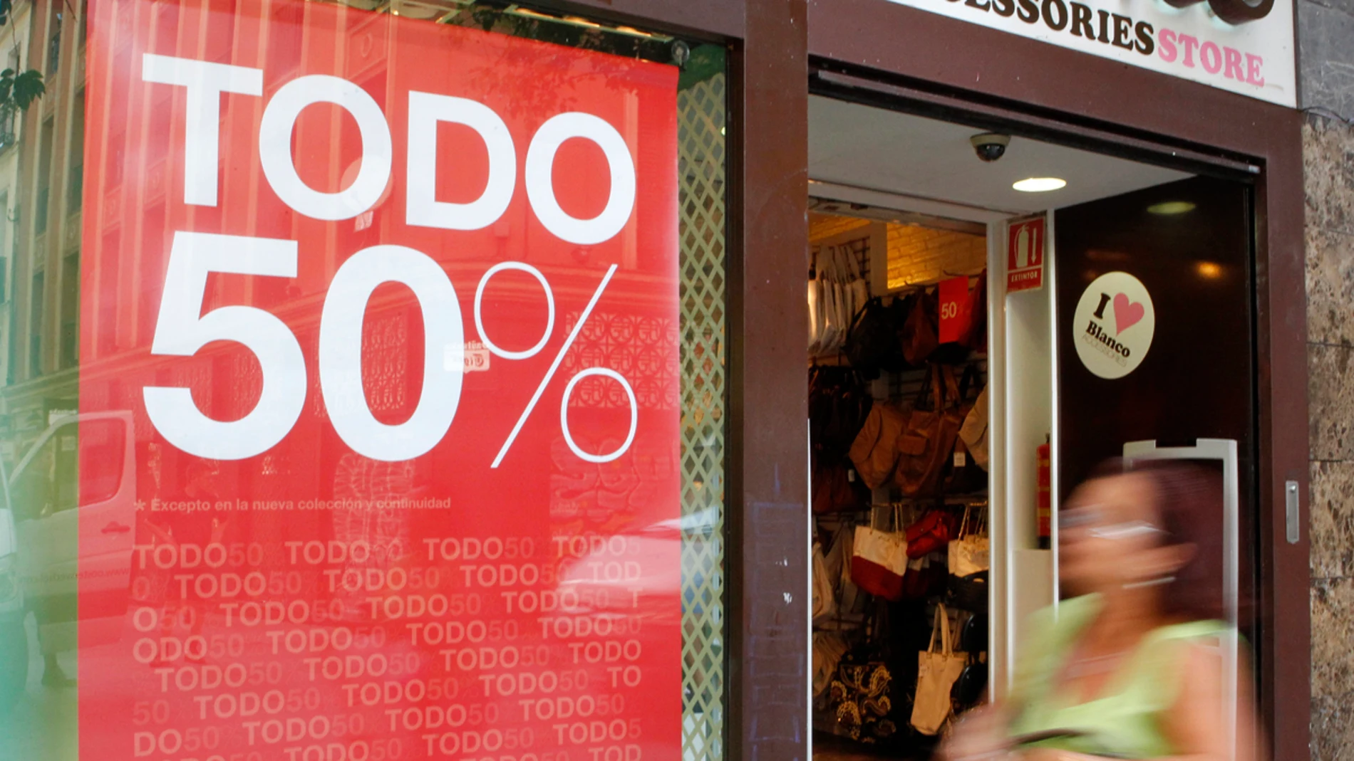 Escaparate anunciando las rebajas de verano. Escaparate anunciando las rebajas de verano.