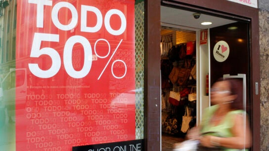 Escaparate de una tienda anunciando los descuentos durante las rebajas de verano.