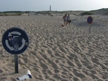 Las dunas entierran los accesos a la playa en la costa gaditana por el viento