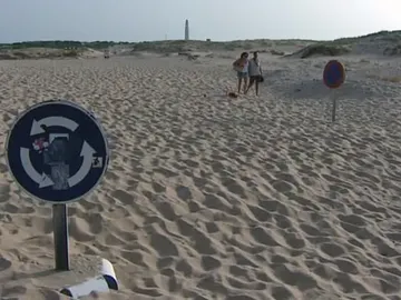 Las dunas entierran los accesos a la playa en la costa gaditana por el viento Las dunas entierran los accesos a la playa en la costa gaditana por el viento