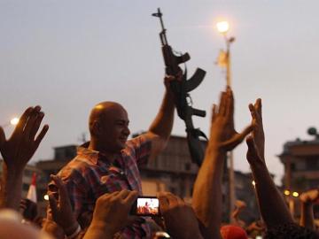 Un grupo de policías protege a los manifestantes que protestan contra Mursi