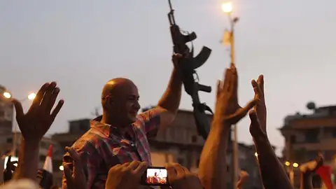 Un grupo de policías protege a los manifestantes que protestan contra Mursi Un grupo de policías protege a los manifestantes que protestan contra Mursi