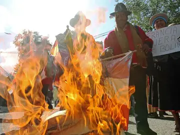Un grupo de persona quema banderas francesas y de la Unión Europea en Bolivia Un grupo de persona quema banderas francesas y de la Unión Europea en Bolivia