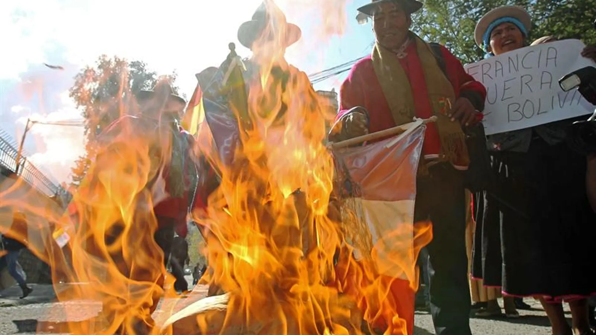 Un grupo de persona quema banderas francesas y de la Unión Europea en Bolivia Un grupo de persona quema banderas francesas y de la Unión Europea en Bolivia