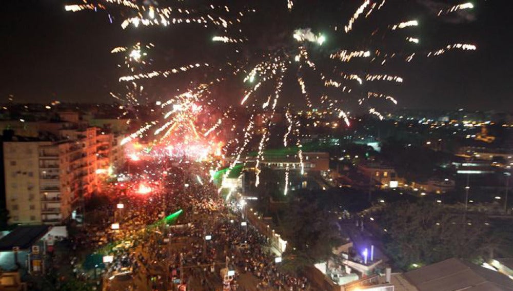 Fuegos artificiales estallan arriba del Palacio Presidencial en El Cairo