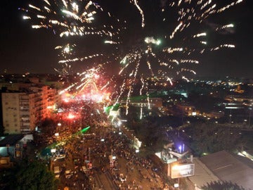 Fuegos artificiales estallan arriba del Palacio Presidencial en El Cairo