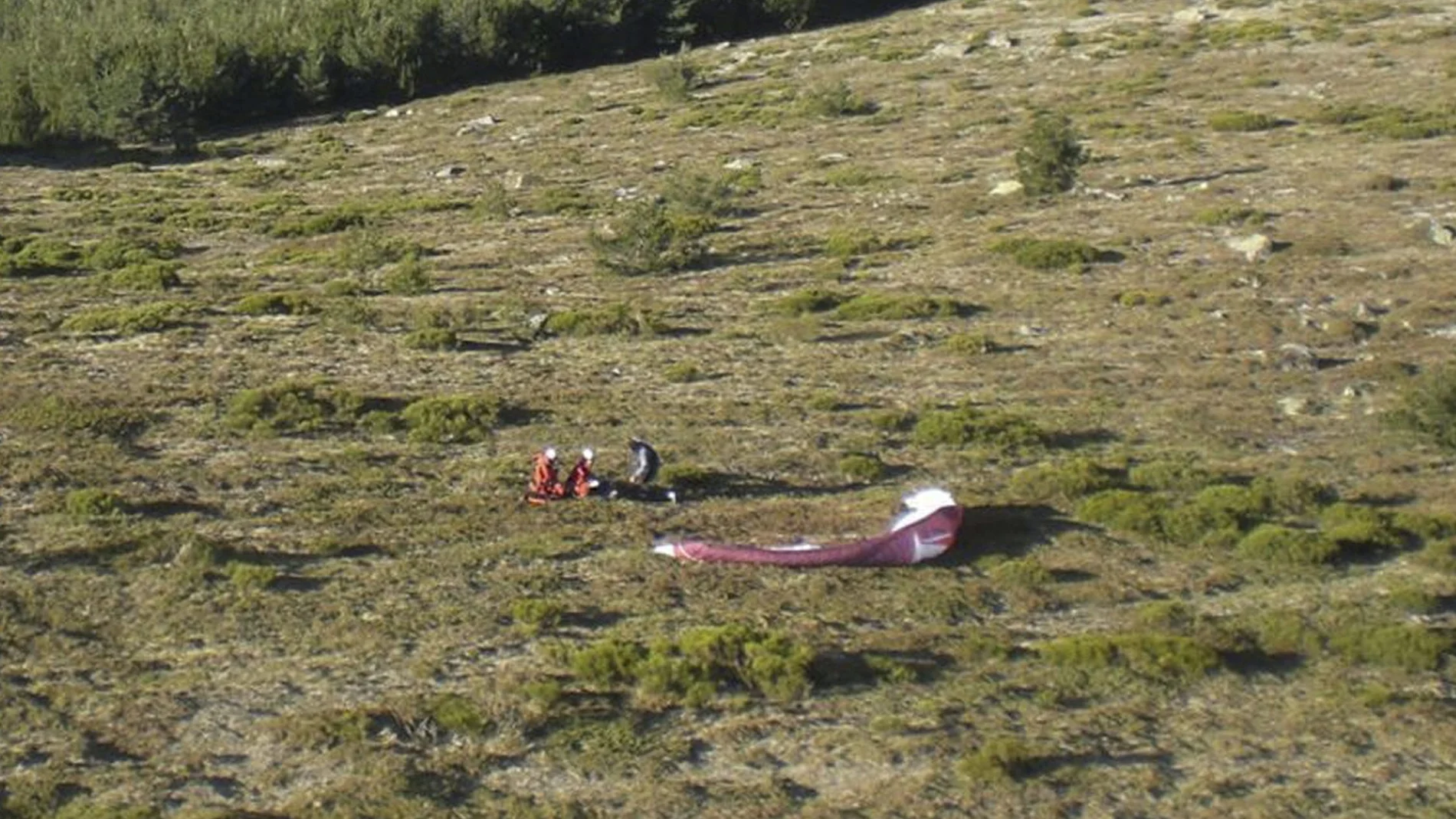 Restos de un parapente que ha sufrido un accidente Restos de un parapente que ha sufrido un accidente