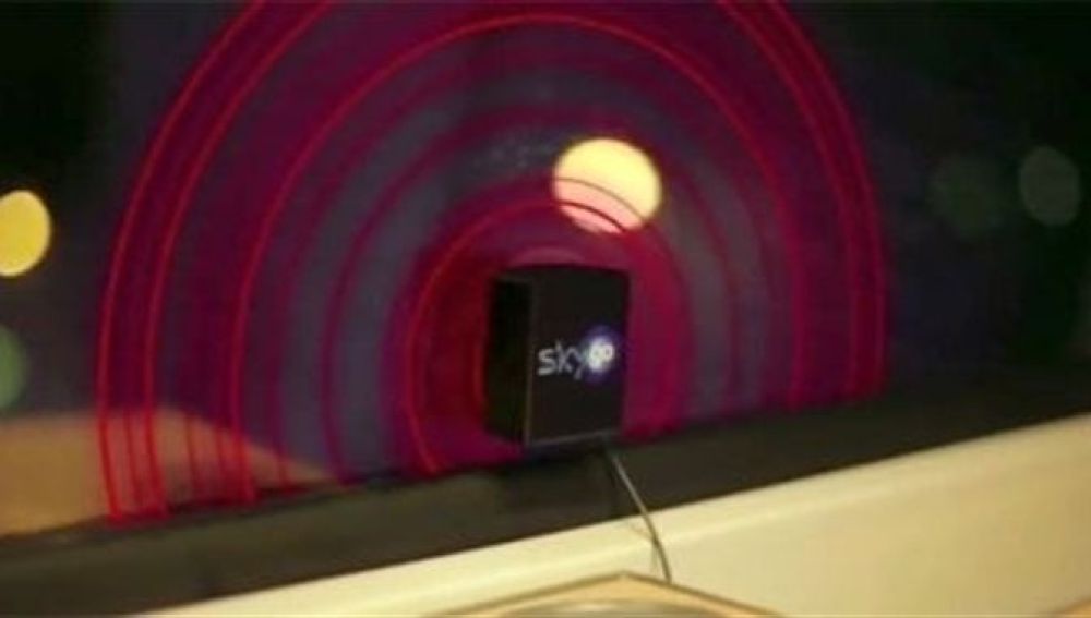 La empresa alemana Sky Deutschland se une a la empresa de publicidad BBDO para crear una nueva tecnología que transmite anuncios directamente desde las ventanas de los trenes al cerebro de los pasajeros.