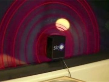 La empresa alemana Sky Deutschland se une a la empresa de publicidad BBDO para crear una nueva tecnología que transmite anuncios directamente desde las ventanas de los trenes al cerebro de los pasajeros.