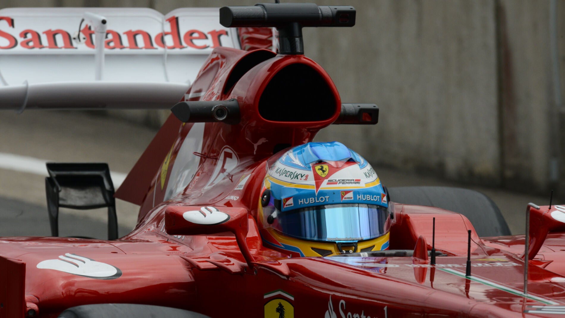 Alonso, en el cockpit del F138