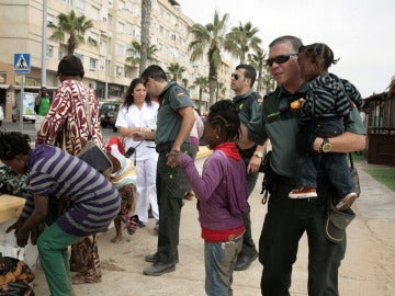 Fiscalía justifica separar a menores que llegan en patera de familiares indocumentados migrantes en patera llegan a Melilla y amenazan con tirar a los niños al agua