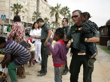 Fiscalía justifica separar a menores que llegan en patera de familiares indocumentados migrantes en patera llegan a Melilla y amenazan con tirar a los niños al agua Fiscalía justifica separar a menores que llegan en patera de familiares indocumentados migrantes en patera llegan a Melilla y amenazan con tirar a los niños al agua