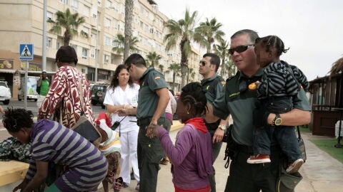 Fiscal&iacute;a justifica separar a menores que llegan en patera de familiares indocumentados migrantes en patera llegan a Melilla y amenazan con tirar a los ni&ntilde;os al agua