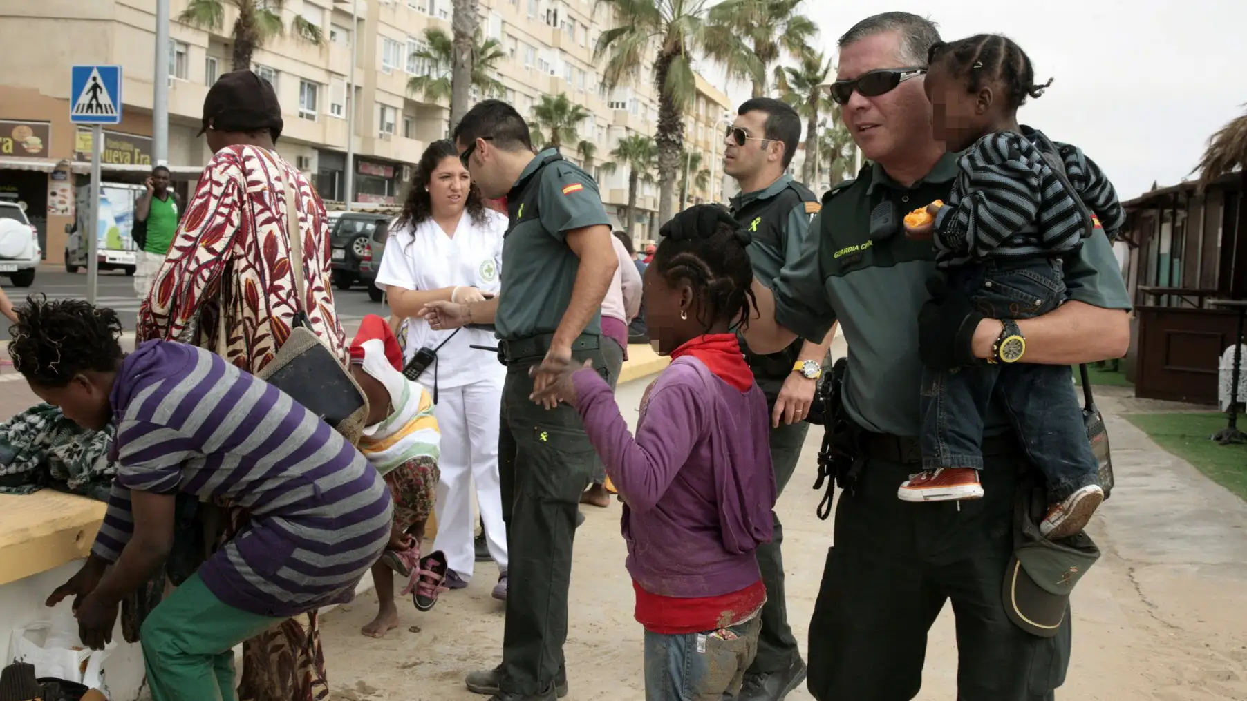 Fiscalía justifica separar a menores que llegan en patera de familiares indocumentados migrantes en patera llegan a Melilla y amenazan con tirar a los niños al agua Fiscalía justifica separar a menores que llegan en patera de familiares indocumentados migrantes en patera llegan a Melilla y amenazan con tirar a los niños al agua
