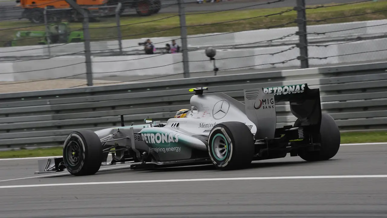 Hamilton lidera un doblete de Mercedes en unos Libres 1 sin tiempos de Alonso