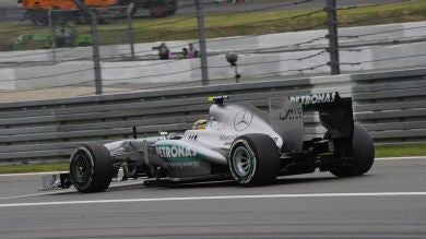 Hamilton lidera un doblete de Mercedes en unos Libres 1 sin tiempos de Alonso