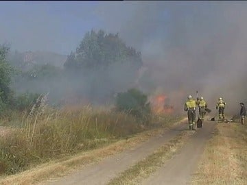 Continuan activos dos incendios en Verín y en Laza en Ourense