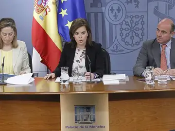 Soraya Sáenz de Santamaría, Luis de Guindos y Ana Pastor, en la rueda de prensa tras el Consejo de Ministros Soraya Sáenz de Santamaría, Luis de Guindos y Ana Pastor, en la rueda de prensa tras el Consejo de Ministros