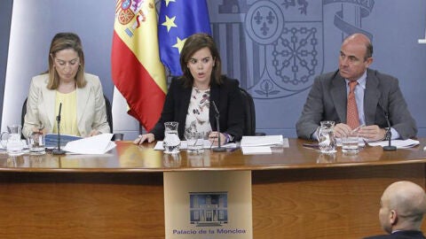 Soraya S&aacute;enz de Santamar&iacute;a, Luis de Guindos y Ana Pastor, en la rueda de prensa tras el Consejo de Ministros