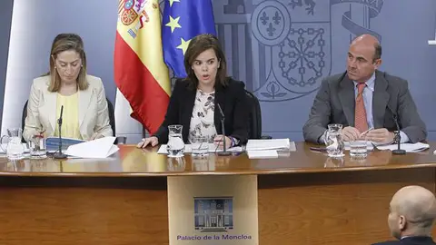 Soraya Sáenz de Santamaría, Luis de Guindos y Ana Pastor, en la rueda de prensa tras el Consejo de Ministros Soraya Sáenz de Santamaría, Luis de Guindos y Ana Pastor, en la rueda de prensa tras el Consejo de Ministros