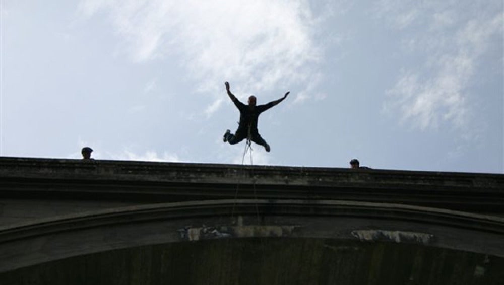 Una persona haciendo 'puenting'