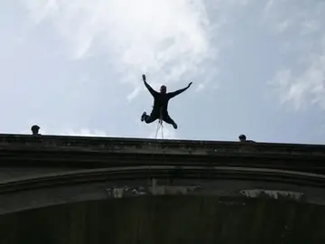 Una persona haciendo 'puenting' Una persona haciendo 'puenting'