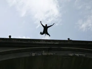 Una persona haciendo 'puenting' Una persona haciendo 'puenting'