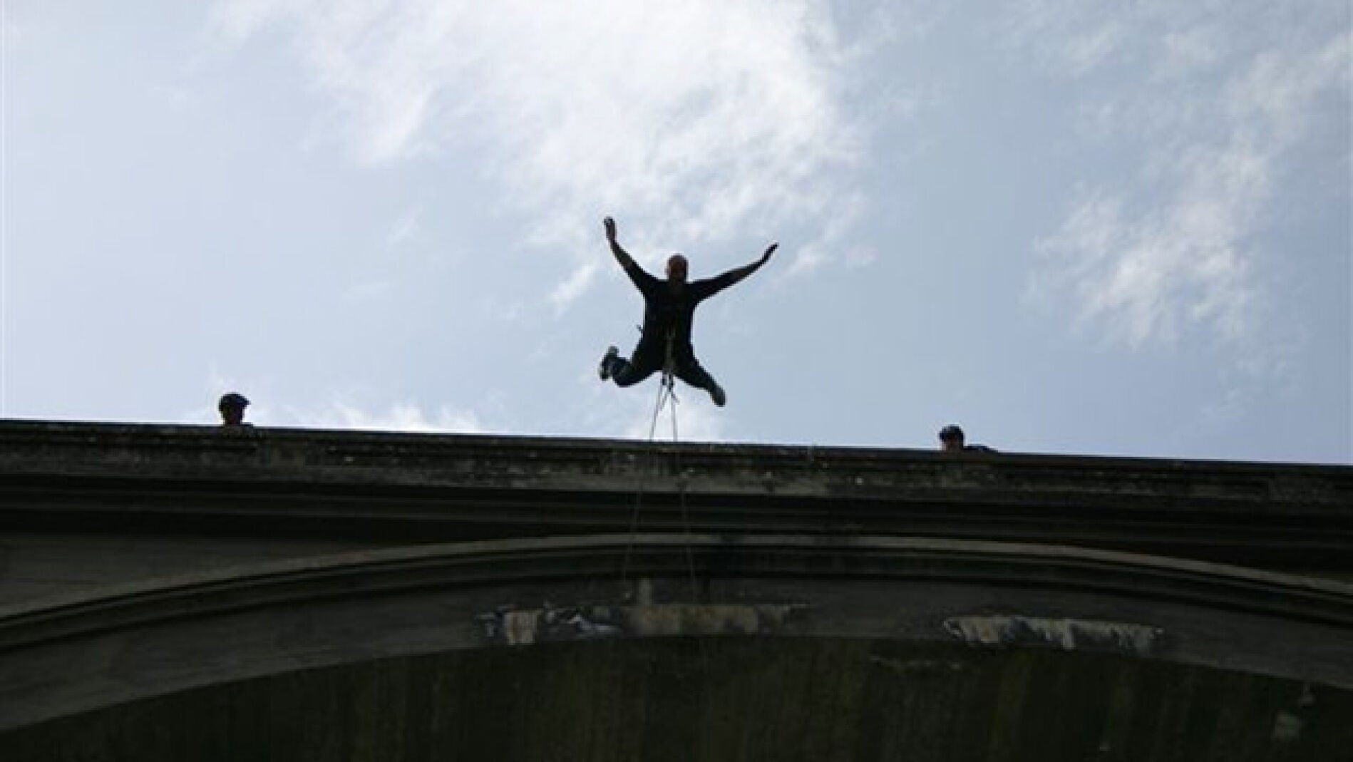 Una persona haciendo 'puenting'