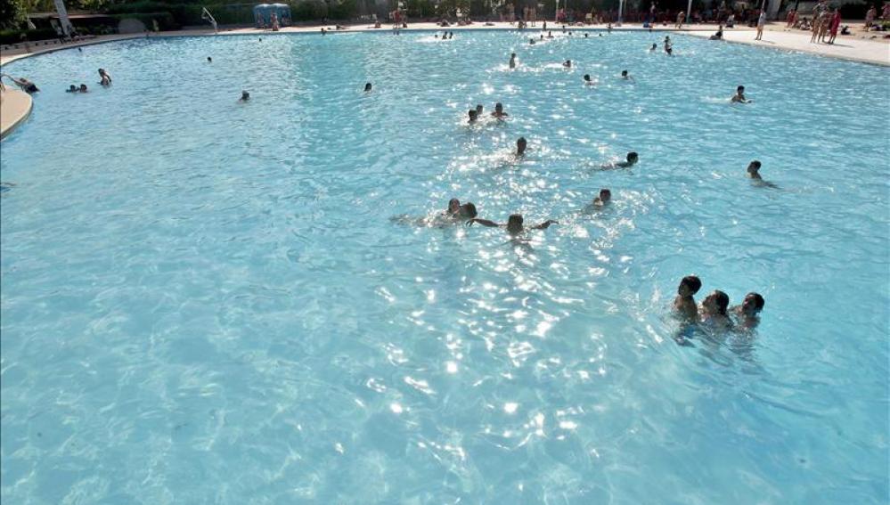 Varias personas se dan un baño en una piscina