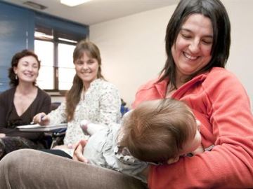 Una madre da el pecho a su hijo