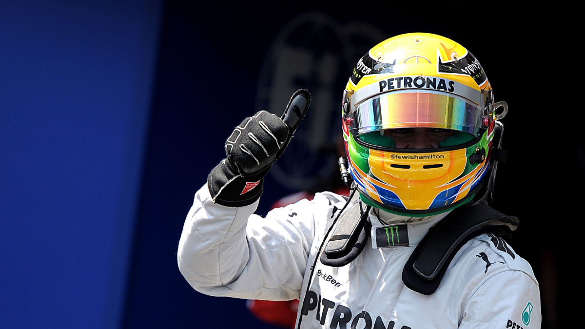 Hamilton nos ense&ntilde;a su dedo