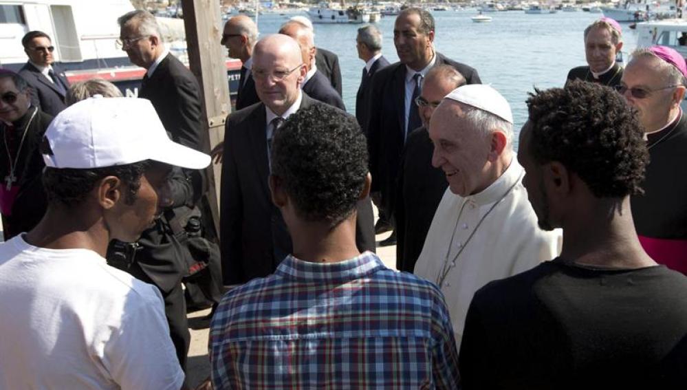 El Papa Francisco conversa con un grupo de inmigrantes durante su visita a la isla de Lampedusa