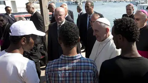 El Papa Francisco conversa con un grupo de inmigrantes durante su visita a la isla de Lampedusa El Papa Francisco conversa con un grupo de inmigrantes durante su visita a la isla de Lampedusa