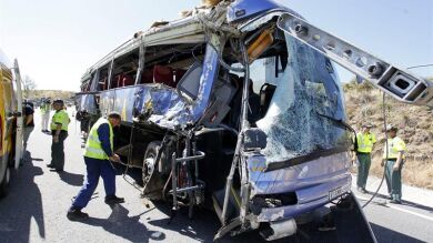 Al menos nueve muertos al volcar un autobús de línea en Tornadizos, en Ávila