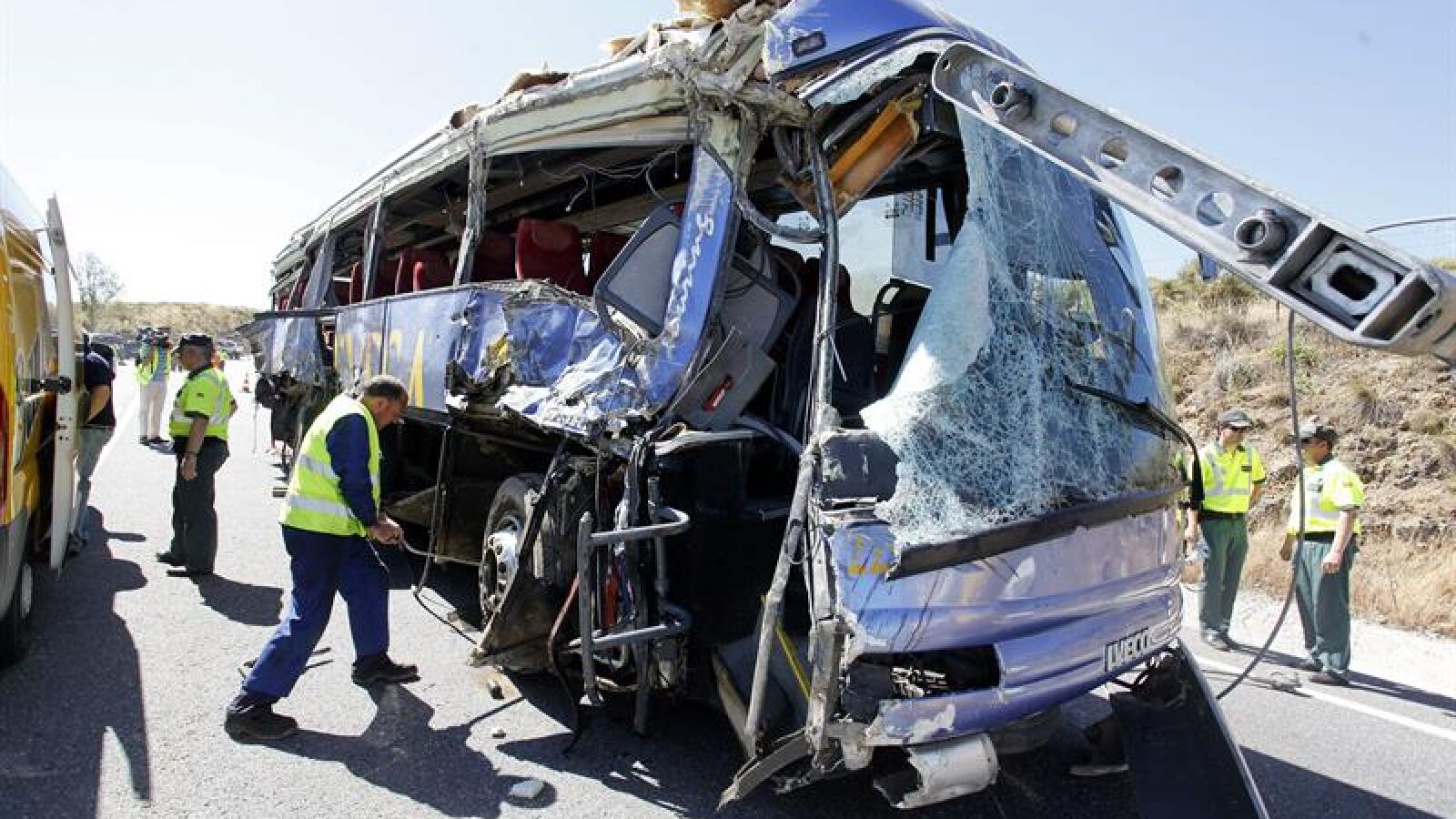 Al menos nueve muertos al volcar un autobús de línea en Tornadizos, en Ávila