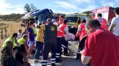 Imágenes del vuelco del autobús en Ávila