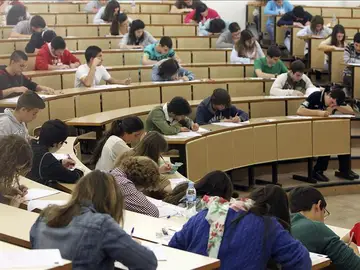 Estudiantes realizan un examen Estudiantes realizan un examen