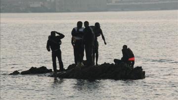 Un grupo de inmigrantes tras ser interceptados en Ceuta.