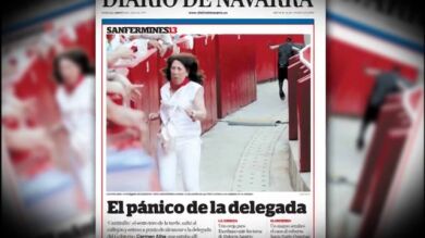La delegada del Gobierno de Navarra, 'pillada' por un toro