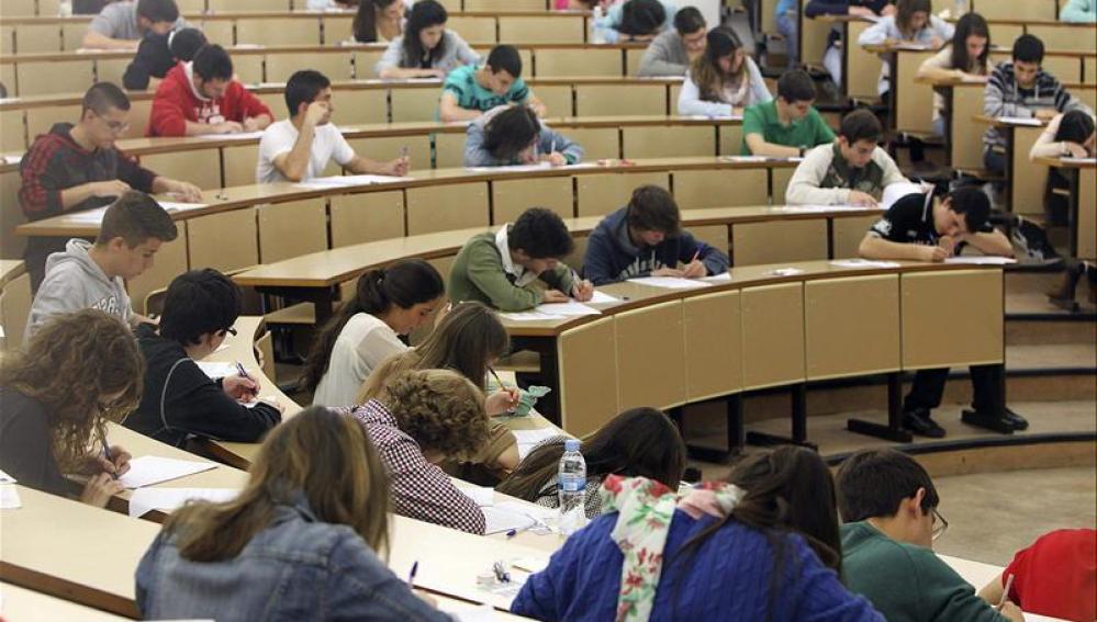 Estudiantes realizan un examen en la Universidad