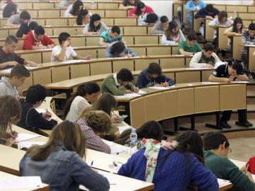 Estudiantes realizan un examen en la Universidad