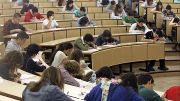 Estudiantes realizan un examen en la Universidad