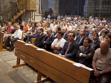 Medio millar de personas asiste al funeral por las víctimas del siniestro de Tornadizos Medio millar de personas asiste al funeral por las víctimas del siniestro de Tornadizos