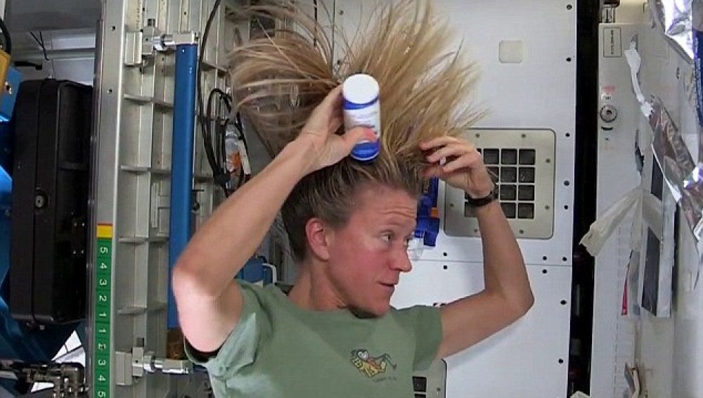 Karen Nyberg muestra cómo se lava el pelo en el espacio