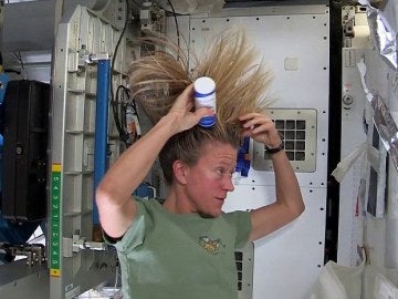 Karen Nyberg muestra cómo se lava el pelo en el espacio