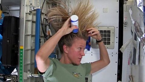 Karen Nyberg muestra c&oacute;mo se lava el pelo en el espacio