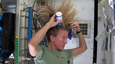Karen Nyberg muestra cómo se lava el pelo en el espacio Karen Nyberg muestra cómo se lava el pelo en el espacio