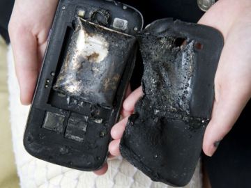 Teléfono carbonizado tras el incidente Teléfono carbonizado tras el incidente
