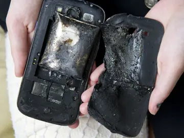Teléfono carbonizado tras el incidente Teléfono carbonizado tras el incidente