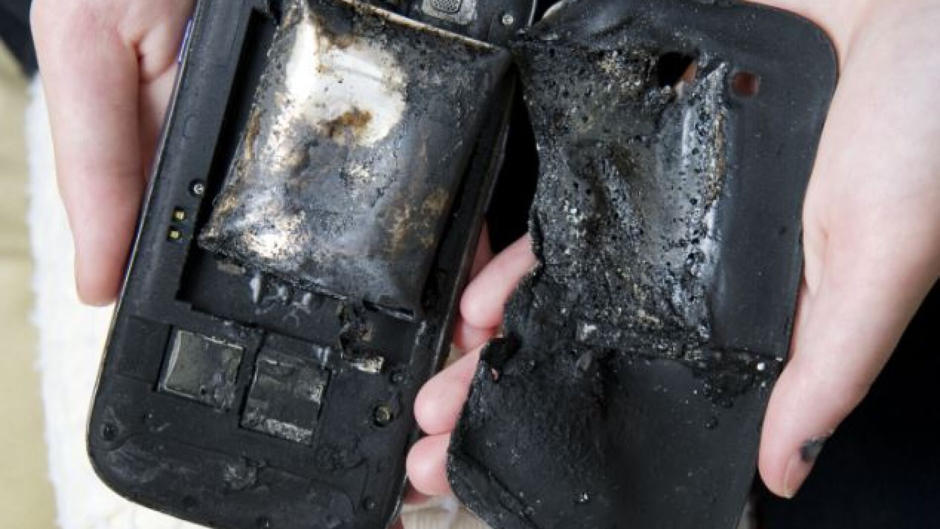 Tel&eacute;fono carbonizado tras el incidente